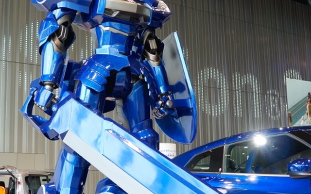 GT-R がロボットに変身…日産×ジャイロゼッター