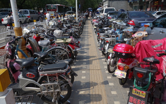 今や電動バイクだらけな北京市内