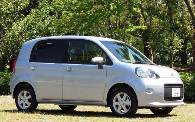 運転席側にリヤドアが加わったのが新型らしさ。