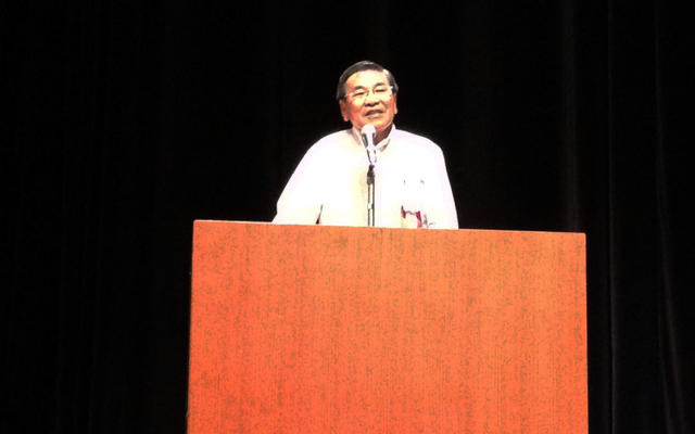 「電脳メガネサミット」開催にあたり挨拶される鯖江市長・牧野百男氏