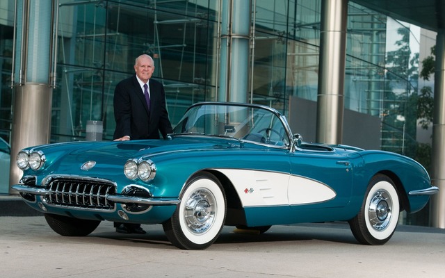 GMのダン・アカーソン会長兼CEOと愛車の1958年式コルベット