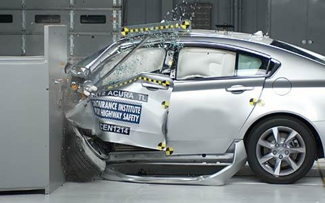 米国IIHS（道路安全保険協会）が実施したアキュラTLの新オフセット衝突テスト
