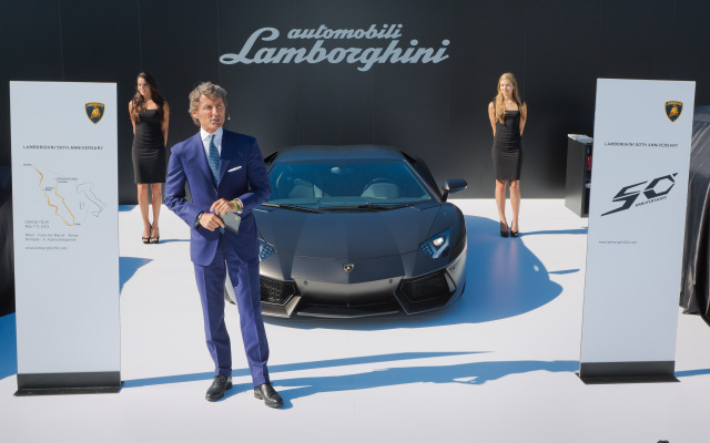 ランボルギーニの50周年記念ロゴを披露した同社のステファン・ヴィンケルマン社長兼CEO