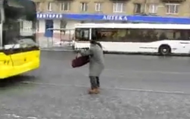 ロシアで銃を構え、路線バスを強引に停車させる男性