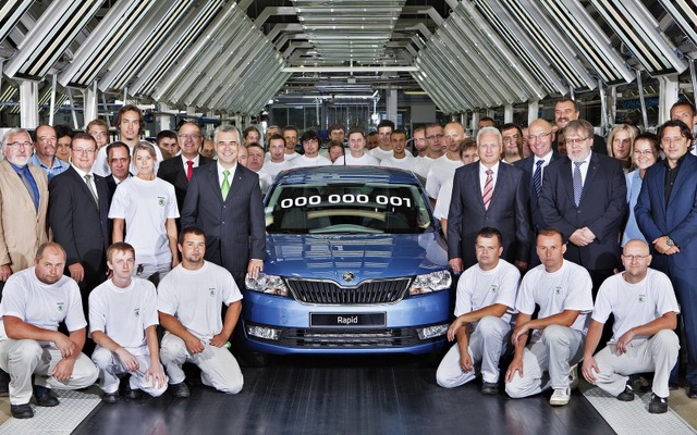 8月23日、チェコのムラダー・ボレスラフ工場でラインオフしたシュコダラピッドの量産第一号車