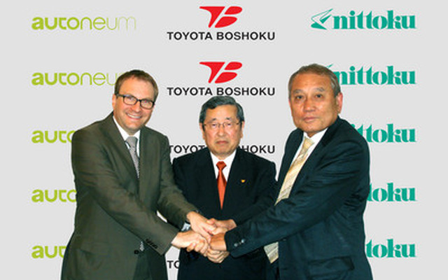 左からオートニウム ヒルツェルCEO、トヨタ紡織 豊田社長、日本特殊塗料 野島社長