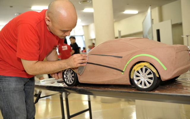 デザインからクレイモデル製作デモの様子