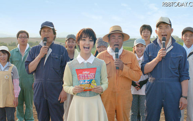 原材料のじゃがいもをつくっている本物の契約生産者代表のメンバーが現れる