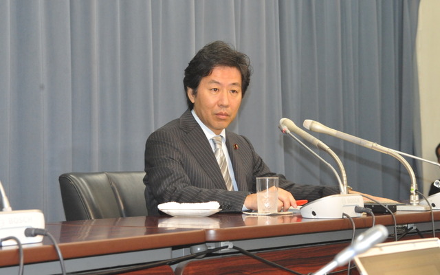 財政執行の抑制を口にする安住淳財務相（8月31日・財務省）