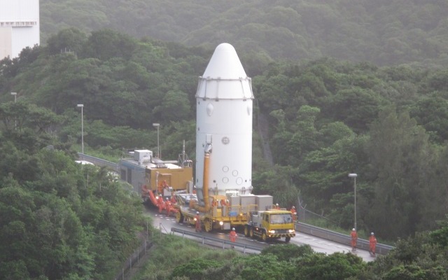 大型ロケット組立棟に移動する「こうのとり」3号機