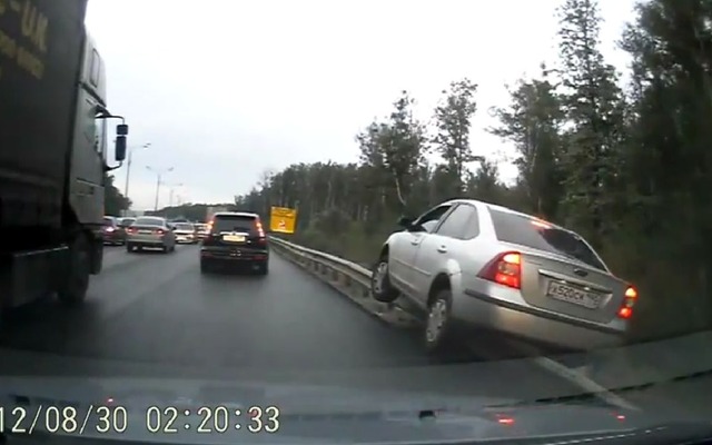 ロシアで路肩走行していた1台の車の結末