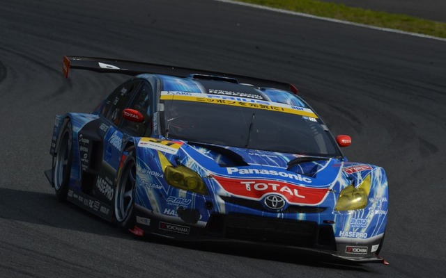 SUPER GT、新田守男/嵯峨宏紀組の『apr HASEPRO PRIUS GT』は、GT300クラス2位でハイブリッドマシン初の表彰台獲得