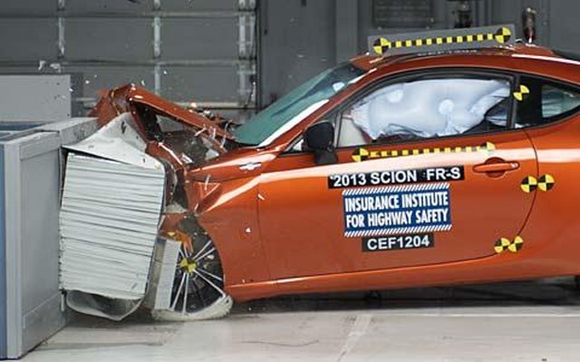 米IIHSが実施したトヨタ86とスバルBRZの衝突テスト