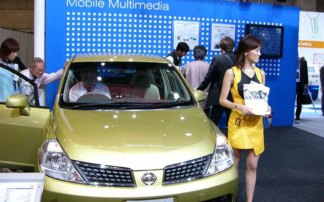 【CEATEC JAPAN 2004】日産＝ドコモ提携「送っとケータイ」サービス
