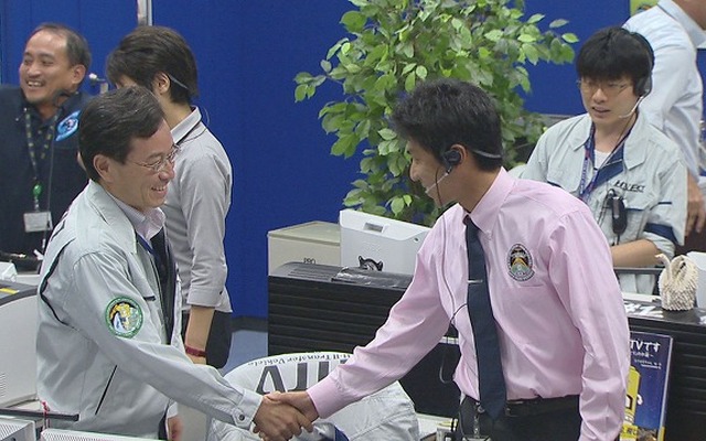 こうのとり3号機が再突入し、ミッション完了を喜ぶHTV運用管制室の様子