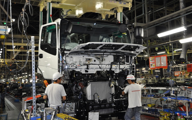 大型車キャブ搭載作業