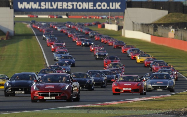9月15日、英国シルバーストンサーキットで開催されたフェラーリ964台による世界最長パレード