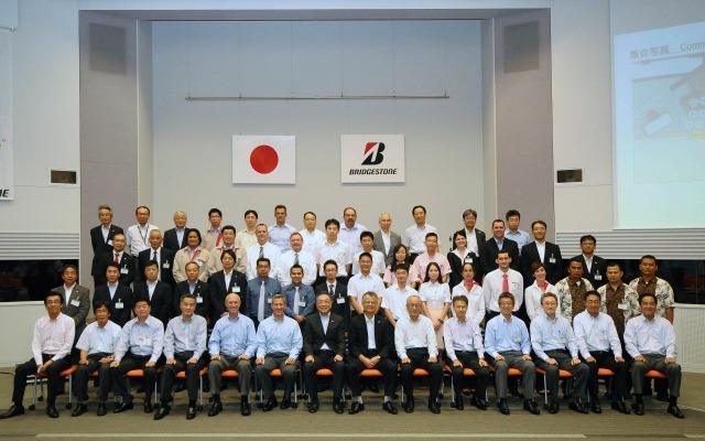 第3回ブリヂストン グローバルTQM大会 記念撮影の様子
