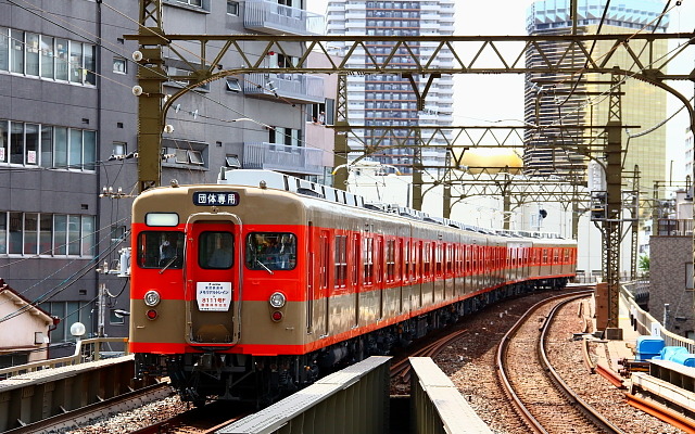 団体臨時列車として運行されていたときの8000系8111編成（とうきょうすかいつりー～浅草）
