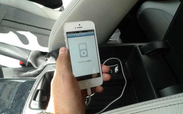 iPhone 5とBMWのiDriveとの接続は、クルマ側にあるUSBポートに、iPhone 5付属のLightningケーブルをつなぐことで行う。これだけで特に設定などせずにオーディオ機能が連携する。