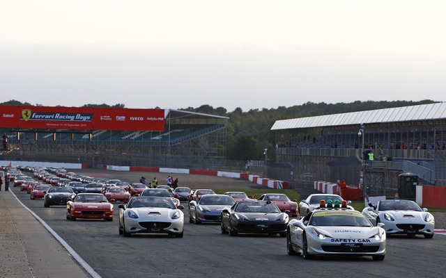 9月15日、英国シルバーストンサーキットで行われたフェラーリ964台のパレード