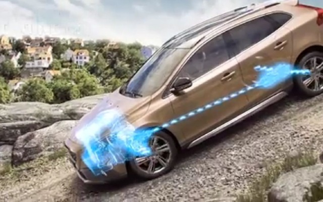 ヒルディセントコントロールを作動させて坂を下るボルボV40クロスカントリー
