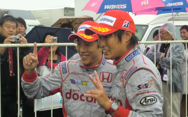 1-2でSUGO戦を制したダンディライアン勢。優勝の伊沢（左）と2位の塚越。