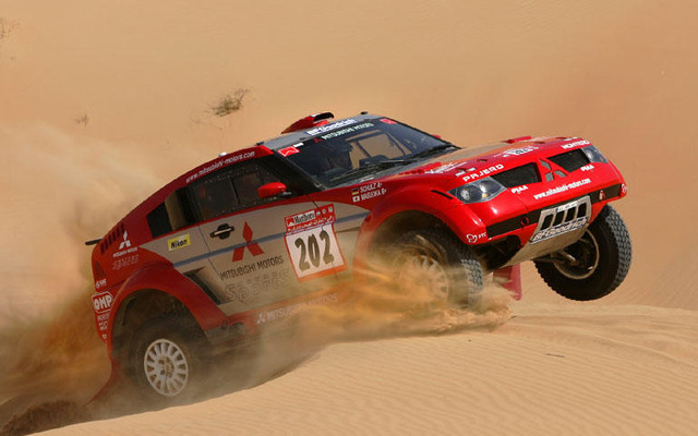【クロスカントリー UAE】日産ドメビウスが総合1位、三菱増岡はSSトップ