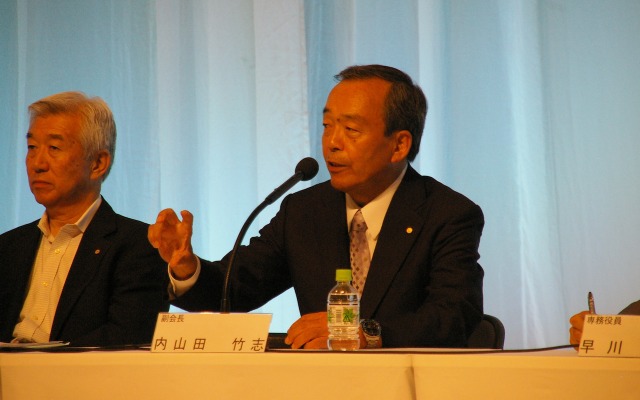 トヨタ自動車・内山田竹志副会長（右）