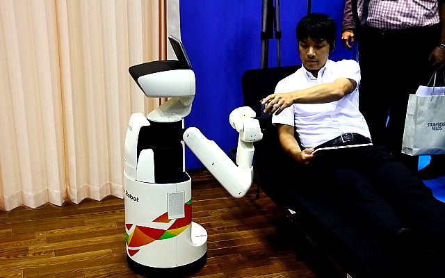 拾ったものを渡す生活支援ロボット