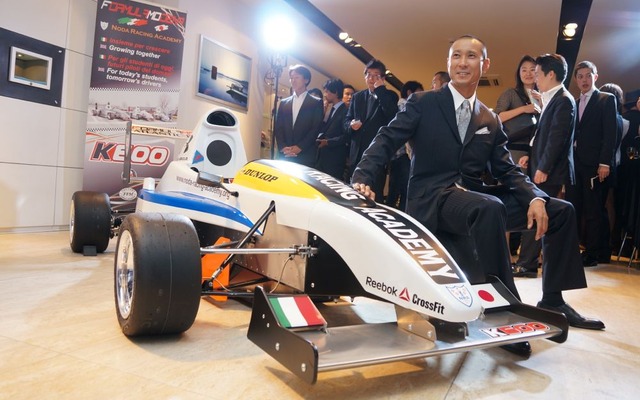 2013年春、栃木県茂木町にNODAレーシングアカデミーが開校する（写真：校長の野田英樹氏と生徒達が使うマシン）