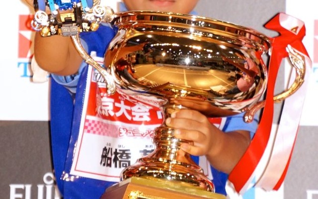 ミニ四駆の全日本選手権が13年ぶり復活、ミニ四駆チャンピオンが決定した。（写真：ジュニアクラス優勝の舩橋葵士くん）