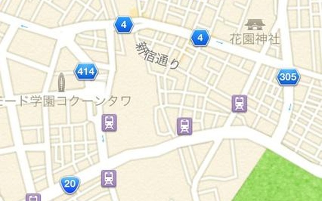 iOS6のマップ。鉄道の駅と線路はかなり拡大しないと表示されない。地下鉄の存在はほぼ無視されている。地下鉄の駅のアイコンは出入り口を示していないどころか、駅の位置としても誤りが多い。