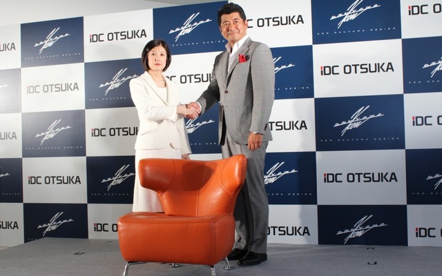 大塚家具代表取締役社長の大塚久美子氏(左）とKEN OKUYAMA DESIGN代表の奥山清行氏(右)