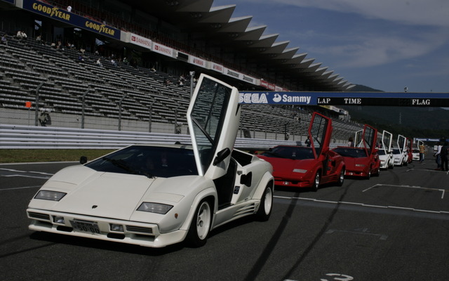 新旧のスーパーカーやヒストリックカーなどが、富士スピードウェイを走行