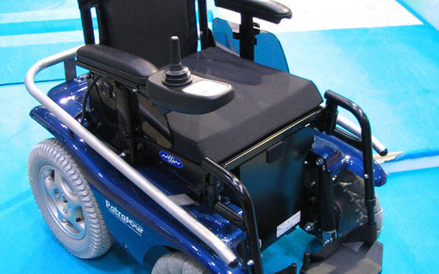 【福祉機器展04】車いすのSUV登場?!　…パトラフォー