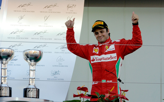 2位表彰台に上がり喜ぶフェラーリのフェリペ・マッサ（F1 日本GP）