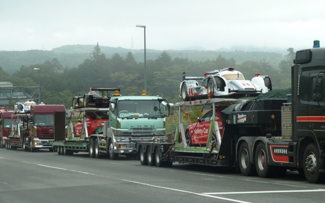 続々と会場入りするルマンカー