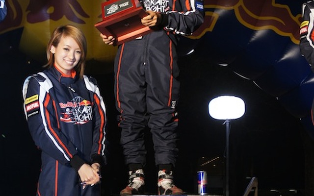 レッドブル・カート・ファイト・ジャパンファイナル 優勝者の澤田真治さん（右）とゲストの南明奈さん（左）