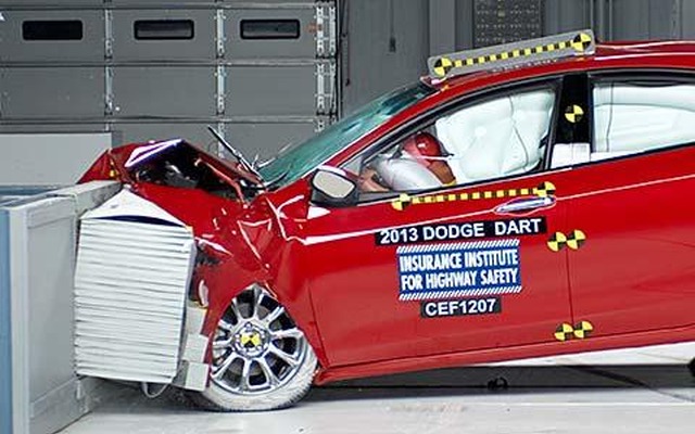 米国IIHS（道路安全保険協会）が行ったダッジ ダートの衝突テスト