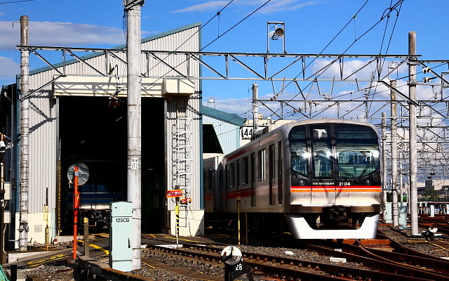 東京メトロ深川車庫に入庫中の東葉高速2000系