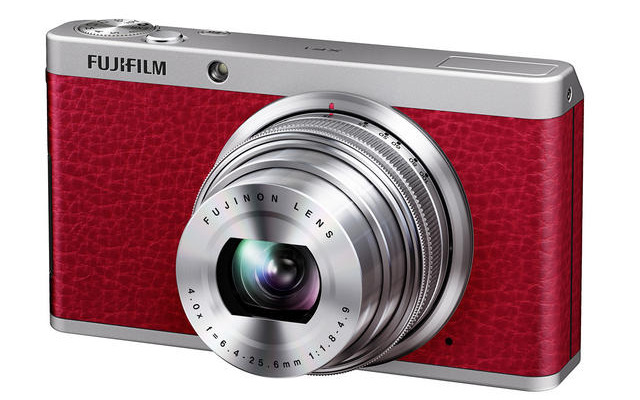 F1.8レンズと2/3型CMOSセンサー搭載の高級コンパクトデジカメ「XF1」。外装に合成皮革を採用し、高級感を演出