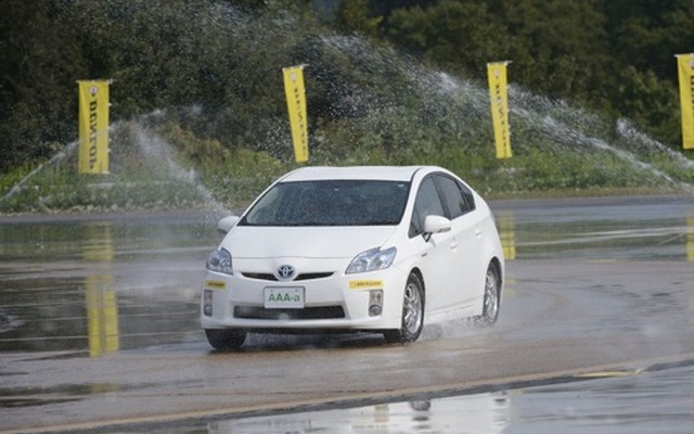 AAA-aタイヤの試乗走行。摩擦抵抗が少ない路面をさらに水で濡らして滑りやすい状態を作り出して走行する。