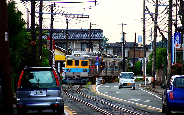 もと都営地下鉄三田線の6000形が熊本電鉄の（道路）併用区間をゆく