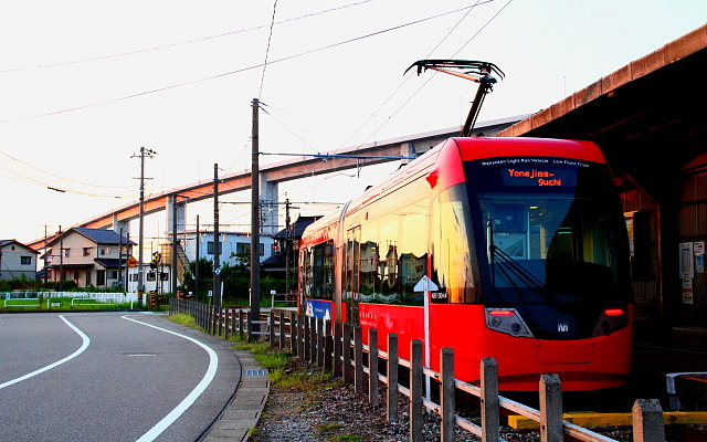 2012年9月に開通した新湊大橋と万葉線電車