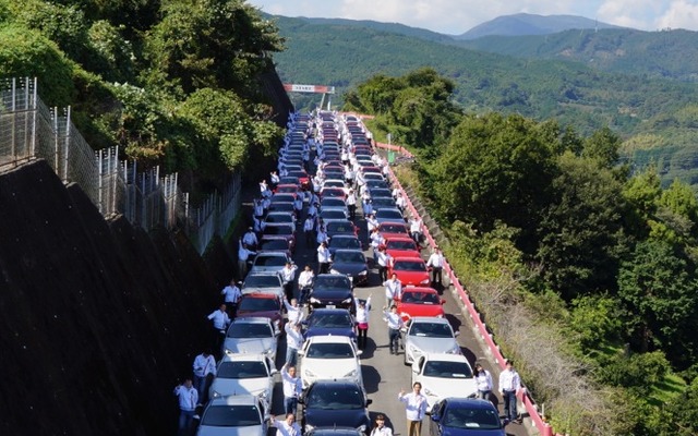 86台のトヨタ「86」が箱根ターンパイクの道路を埋め尽くした
