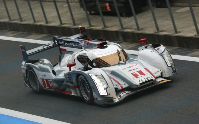 接触事故により、左のフロントカウルが損傷したアウディ R18 e-tronクワトロ