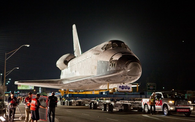 スペースシャトル、エンデバーを牽引するトヨタ タンドラ