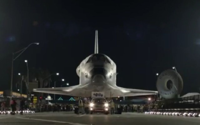 スペースシャトル「エンデバー」を牽引するトヨタ タンドラ