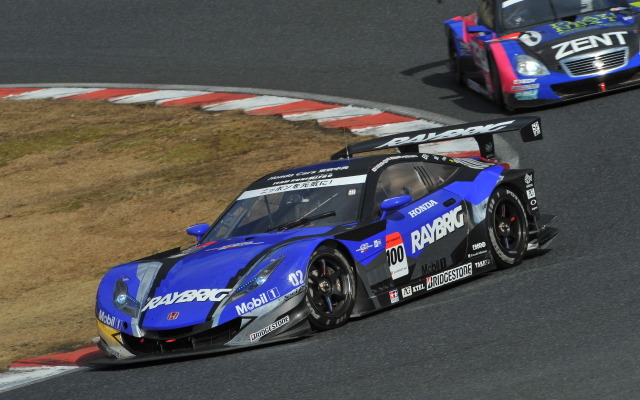 ホンダは2010年からFR車のHSV-010 GTでGT500を戦っている（写真は伊沢拓也&山本尚貴組）。